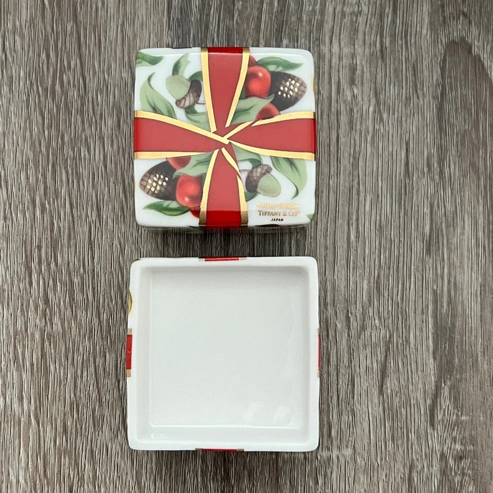 Holiday‎ trinket box